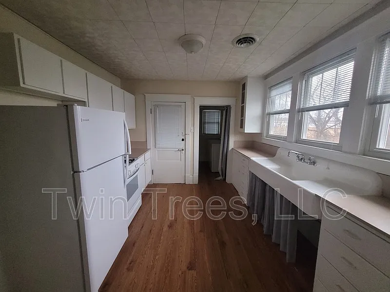 2 bed, 1.0 bath, 1100 sqft, $1,200 — Photo 3