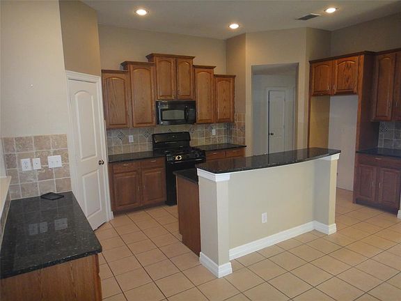 3rd image of 2912 Preston Ln