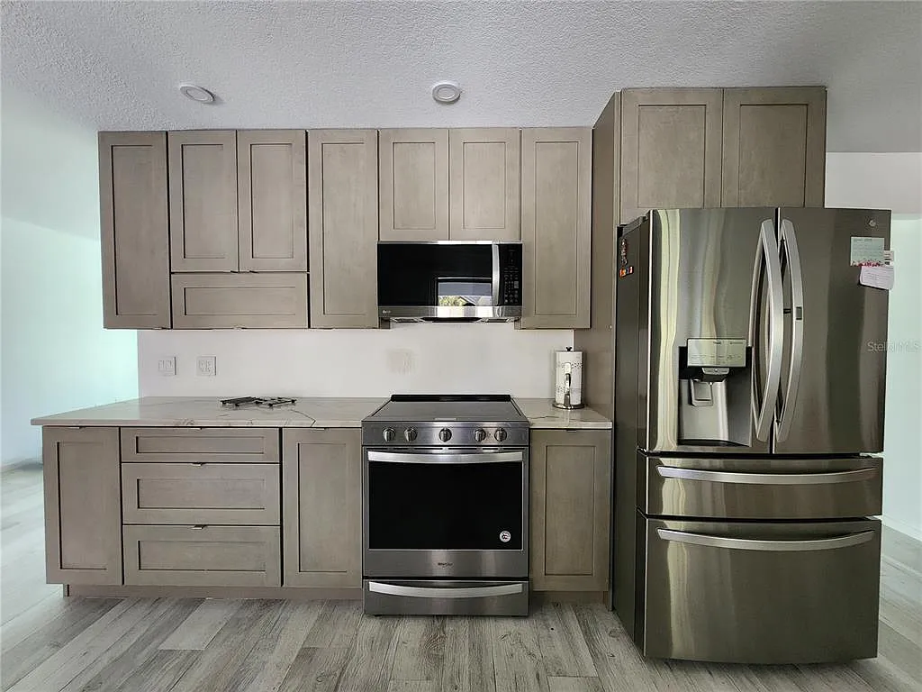 3 bed, 2.0 bath, 2240 sqft, $5,000 — Photo 3