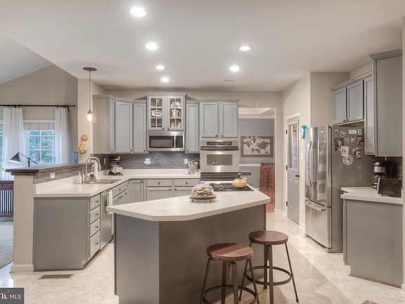 4th image of 5 Cobham Ct