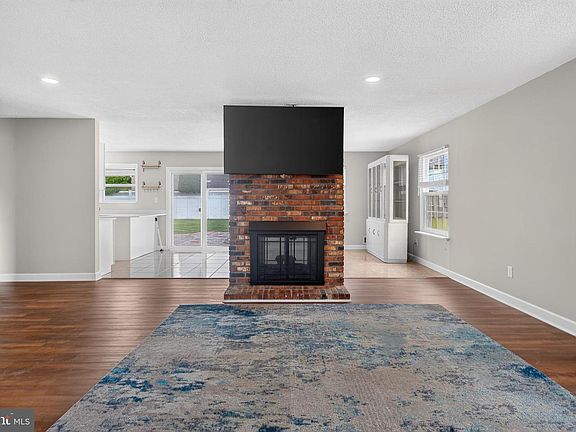 5th image of 8 Holmes Ln