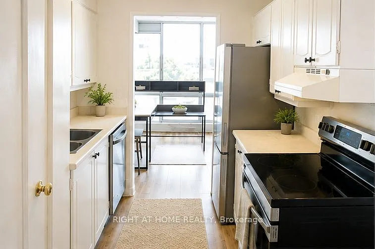 380 King St #903 — Photo 3