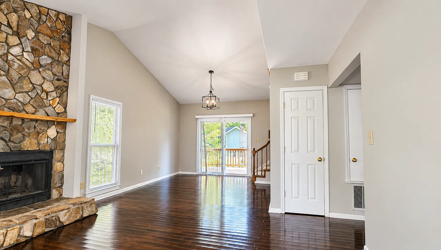 3 bed, 1368 sqft, $2,450 — Photo 2