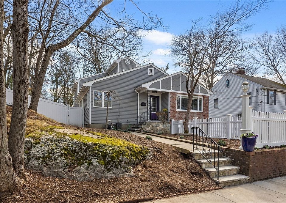 1st image of 25 Clearwater Rd