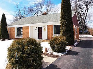 8127 N Whitney Rd, Fox Pt, WI 53217