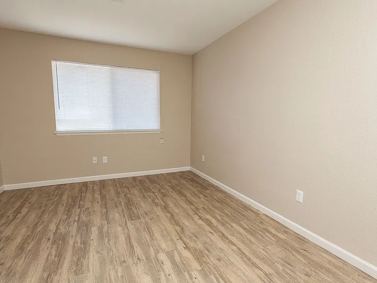 530 Moran St — Photo 14