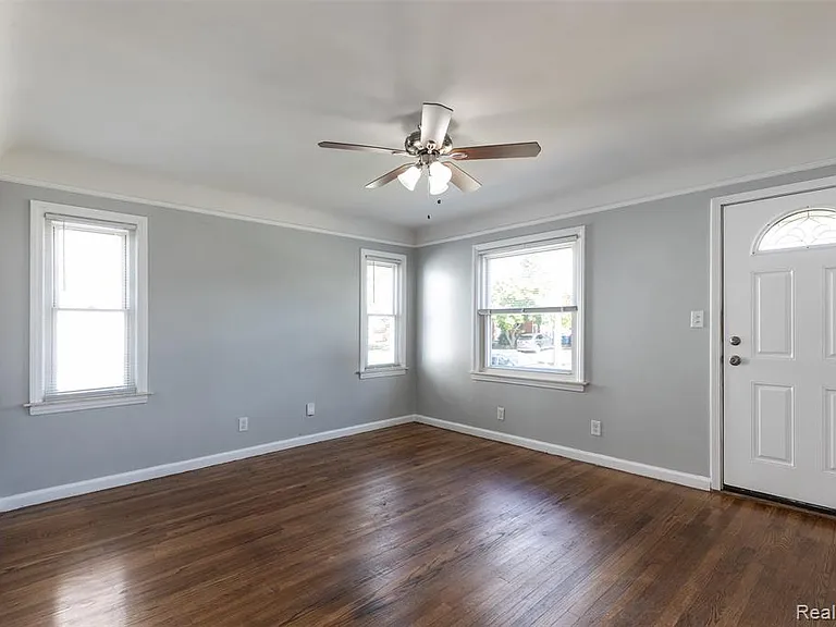 613 Riverbank St — Photo 6