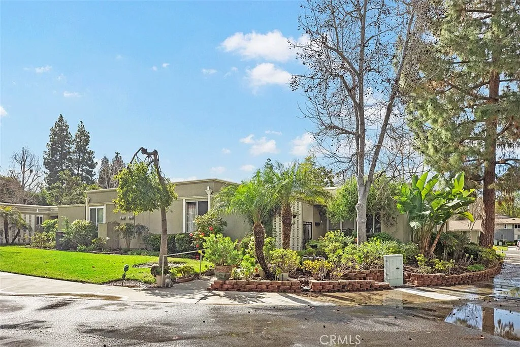 2 bed, 950 sqft, $2,700 — Photo 1