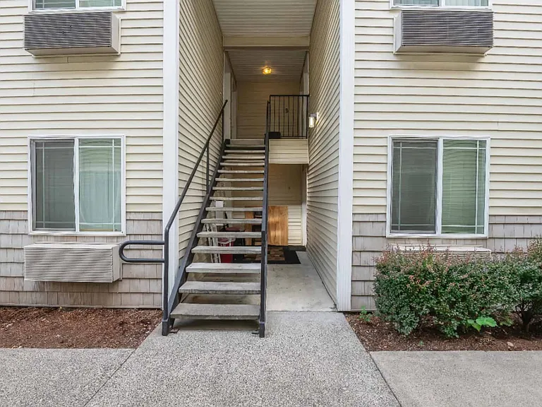 Raven Apartments — Photo 20