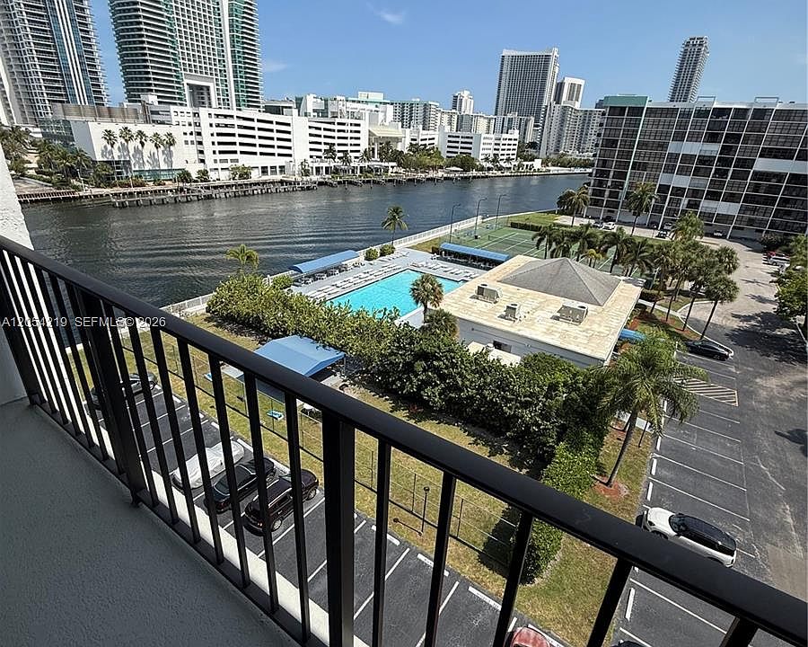 1st image of 600 Parkview Dr APT 818