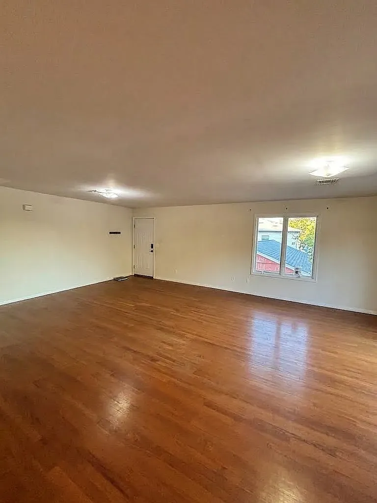 4 bed, $2,900 — Photo 4
