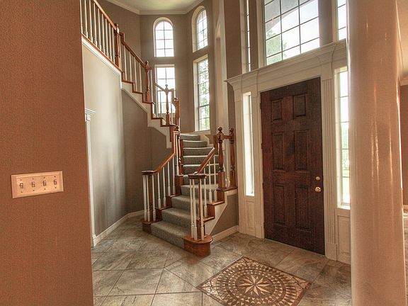 3rd image of 9304 Lakeside Ct