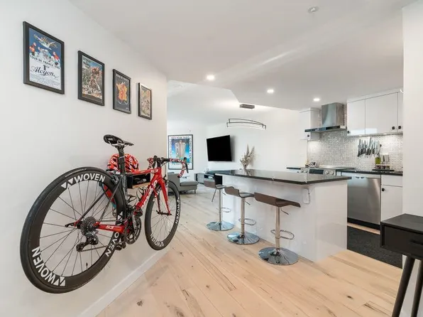 1050 Burrard St #710, Vancouver, BC V6Z 2S3