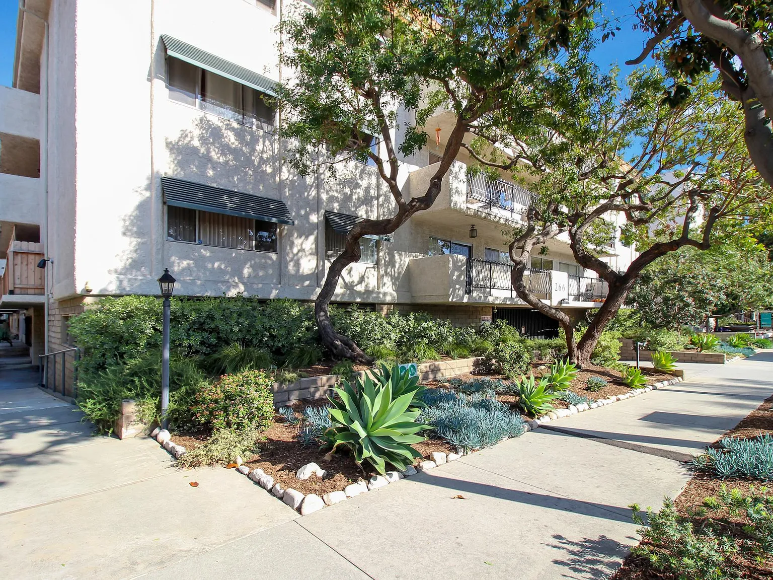 2 bed, 1128 sqft, $2,700 — Photo 2