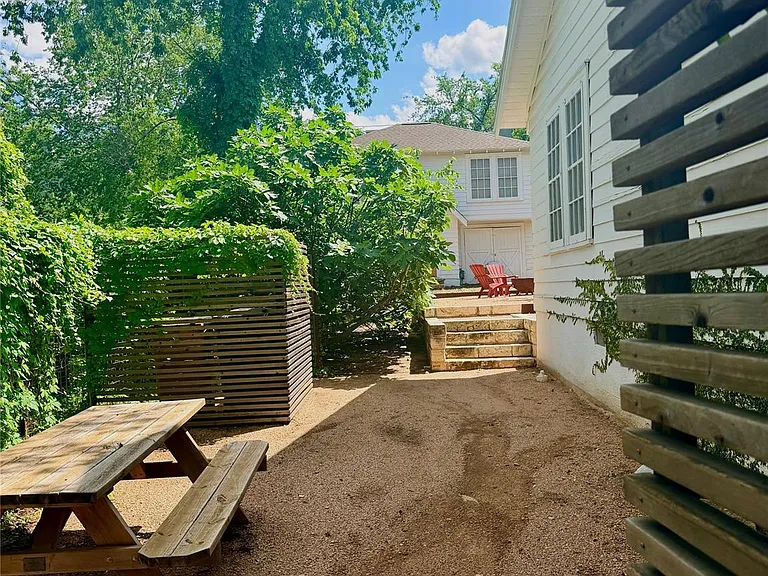 305 Lockhart Dr #B — Photo 4