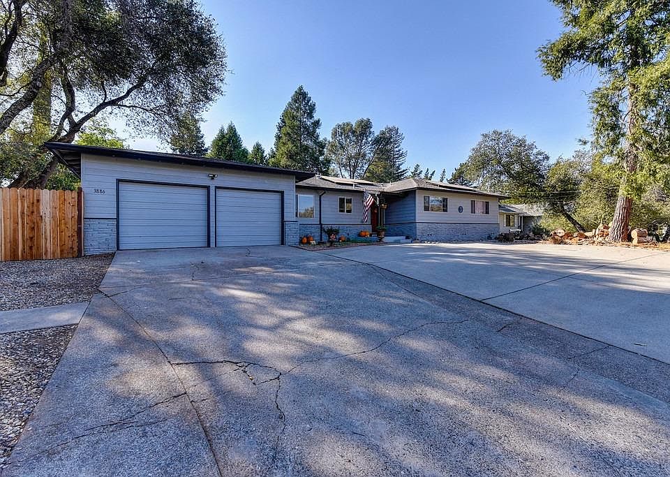 2nd image of 3886 Los Santos Dr