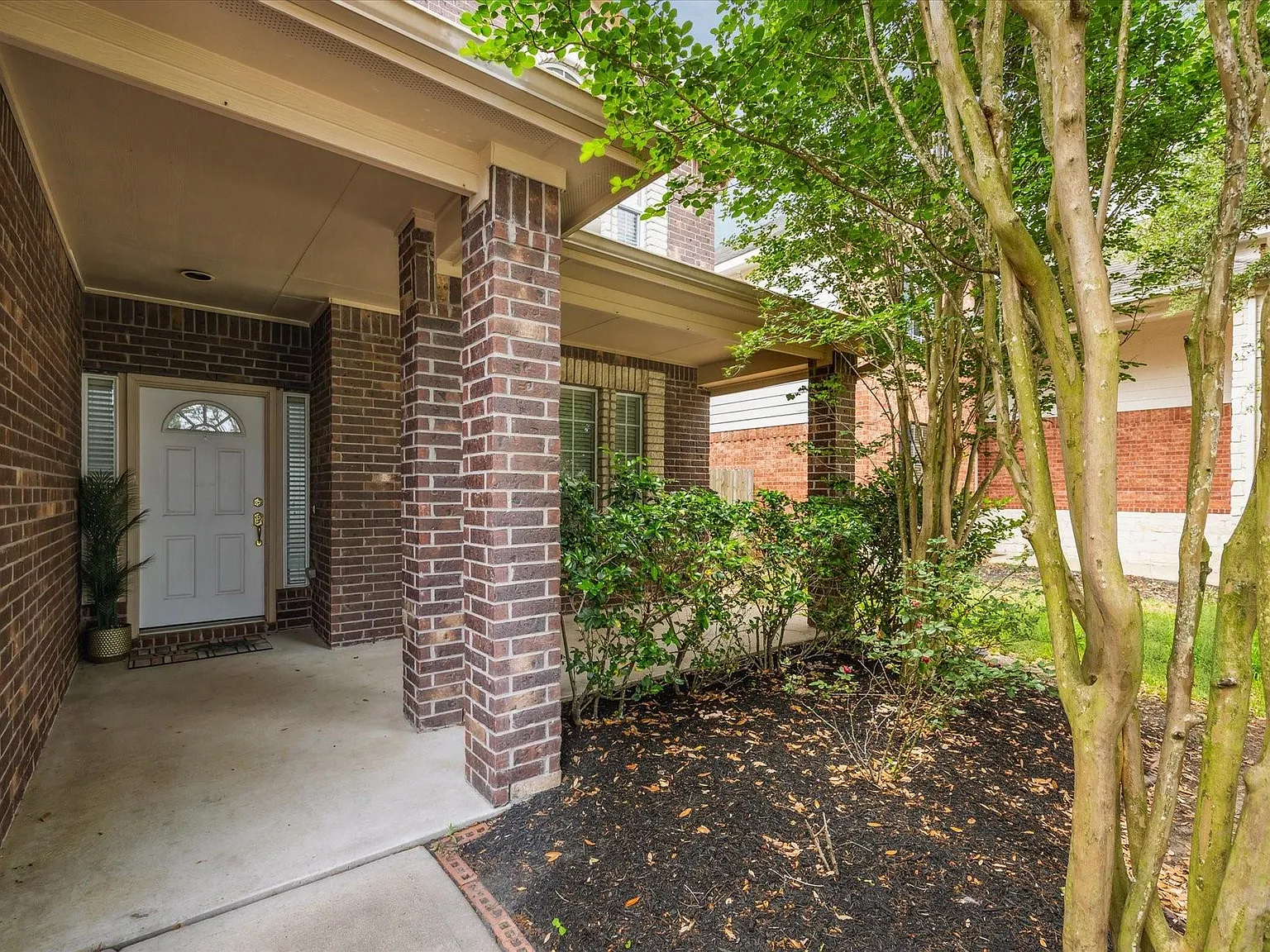 3 bed, 2.5 bath, 2454 sqft, $2,500 — Photo 2