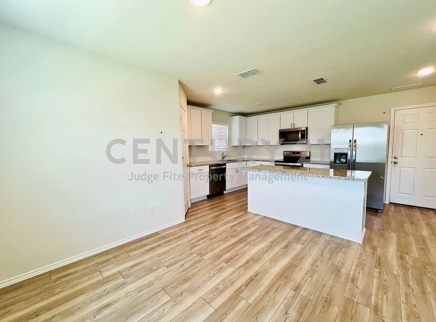 Freshly Updated 2-Story 4/3/2 in Crowley ISD For Rent! — Photo 3