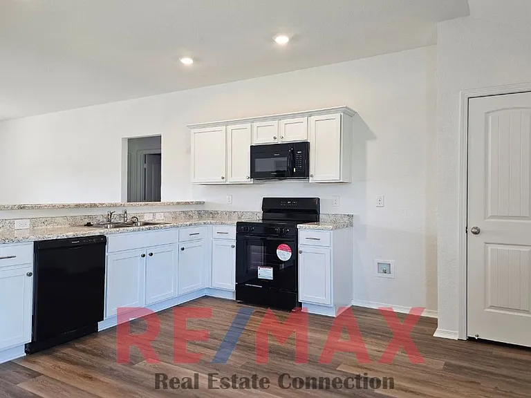 60 Leruss Blvd — Photo 3