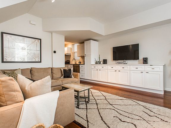 4th image of 1427 W Superior St APT 2R