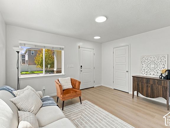 5th image of 1008 W Lightfoot Way