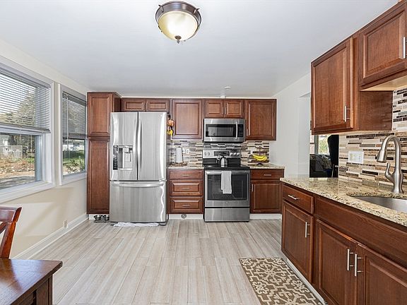 5th image of 4 Westview Dr