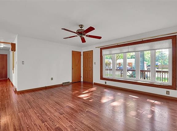 3rd image of 4922 Hill Dr