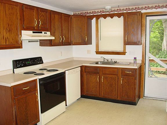 Spacious eat in kitchen