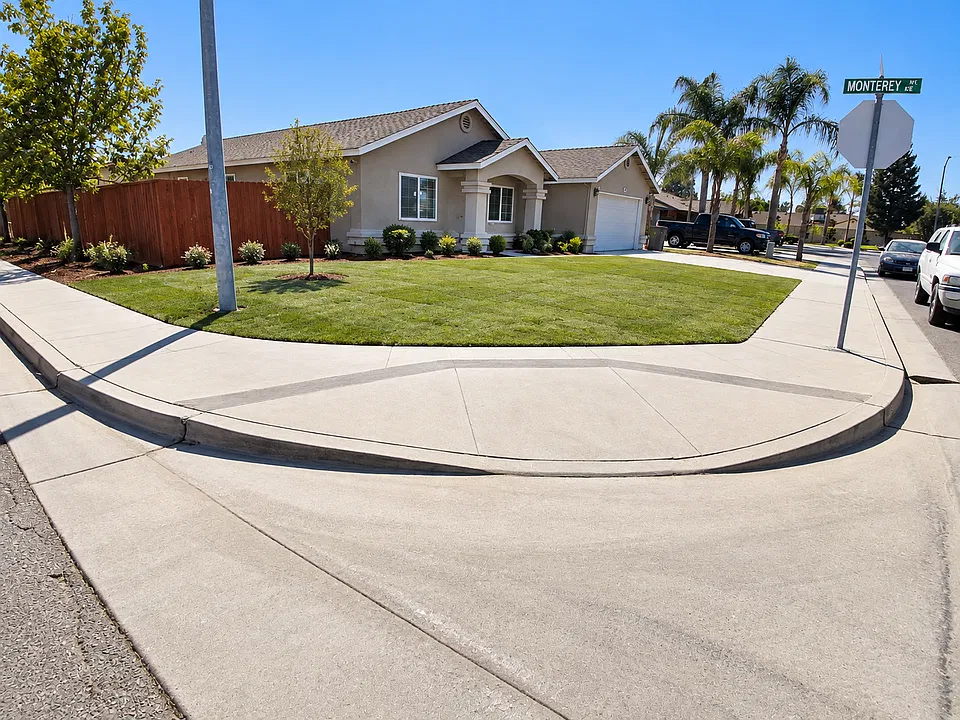 404 W El Monte Ct