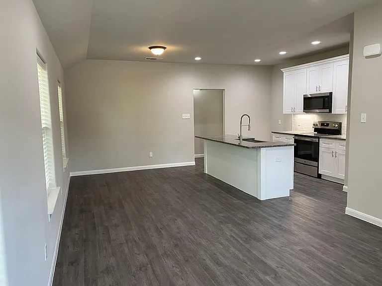 313 E Nelson St — Photo 5