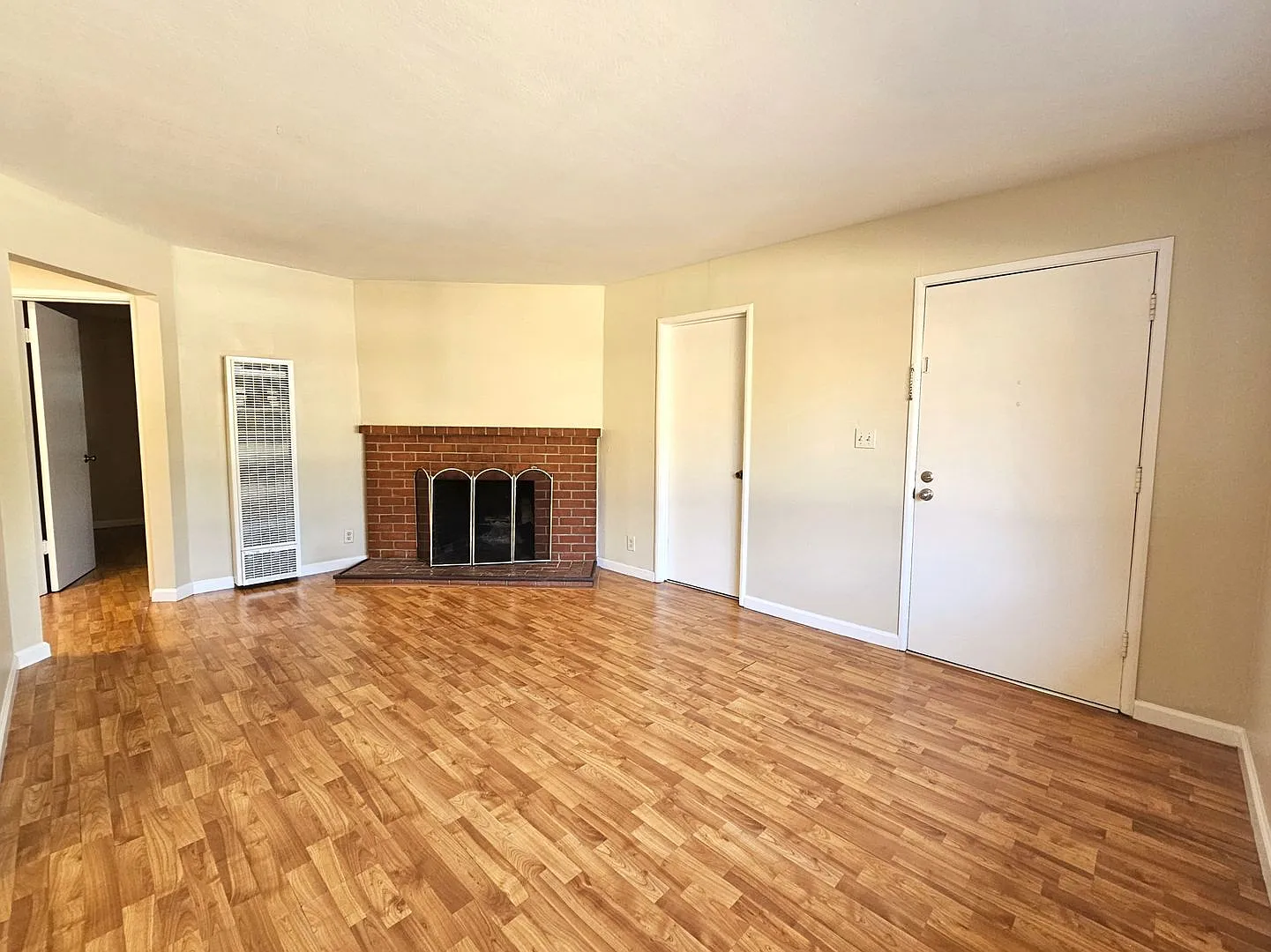 Charming 3-bedroom, 1-bathroom duplex unit. — Photo 4