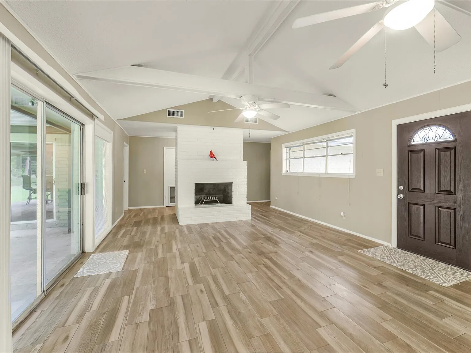 3 bed, 2.0 bath, 1581 sqft, $2,000 — Photo 3