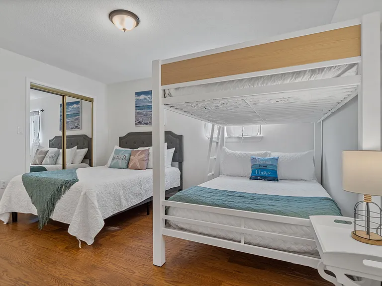 Multiple sleeping arrangements in the Guest bedroom. Guest bedroom with Queen bed and Bunk bed