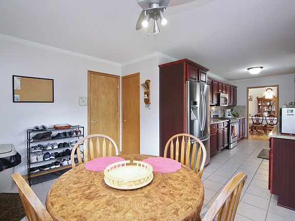 5th image of 920 Leahy Cir