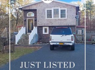 48 Madeline Rd, Ridge, NY 11961