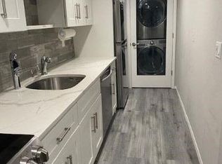 565 N Jefferson Ave, Lindenhurst, NY 11757