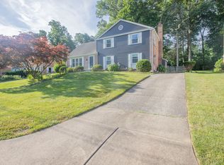 8212 Geneva Mason Rd, Potomac, MD 20854