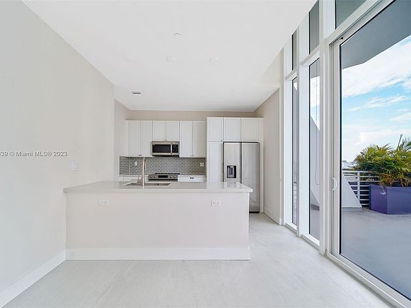 3rd image of 551 NW 34th St #607