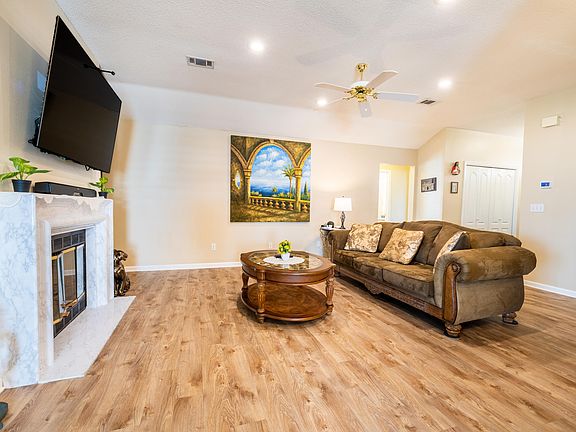 5th image of 1474 Travers Ct