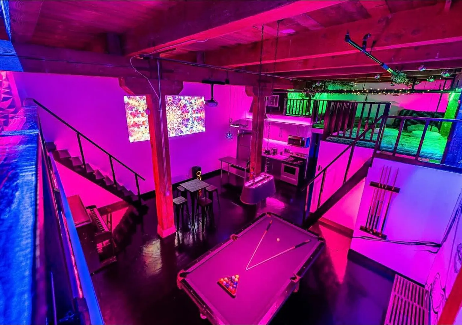 Art-Filled Warehouse Loft w/ Free Parking & Pool Table — Photo 4