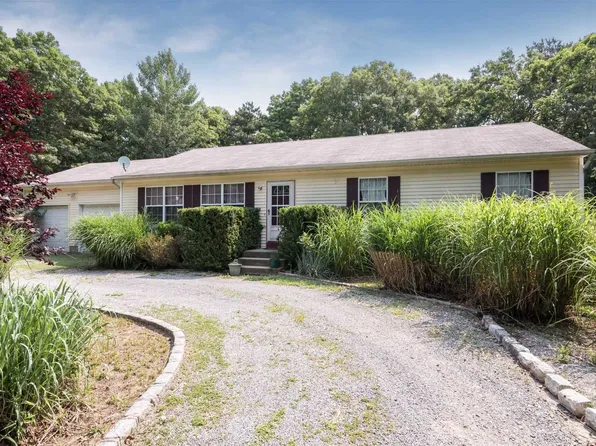 31 Locust Ave S, Medford, NY 11763
