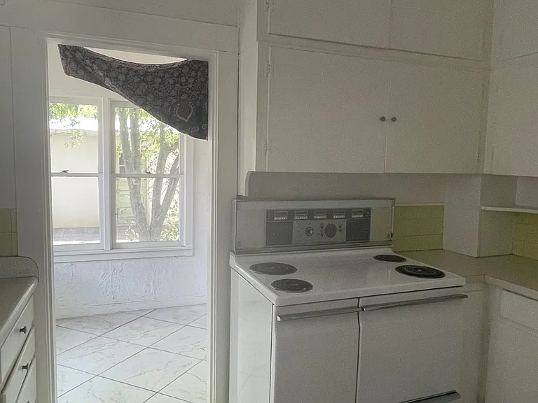1026 N 5th Ave — Photo 3