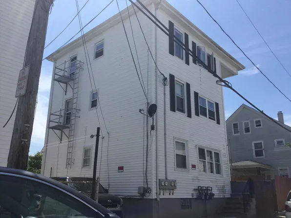 17 Canonicus St, Fall River, MA 02723