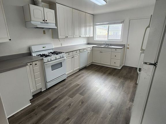 4th image of 143-151 N 11th St #566f6b536