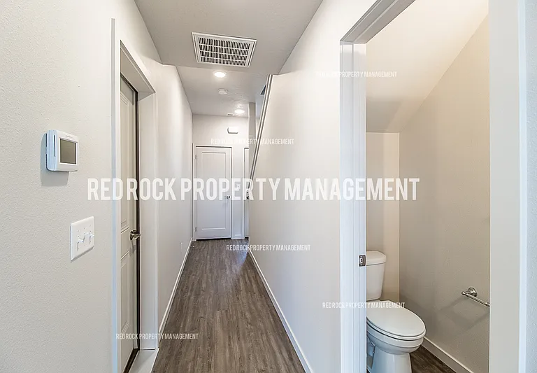 319 S Woodlawn Ln — Photo 8