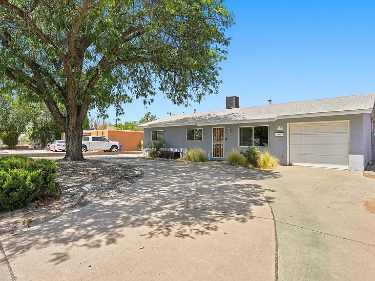 3707 Comanche Rd NE — Photo 2