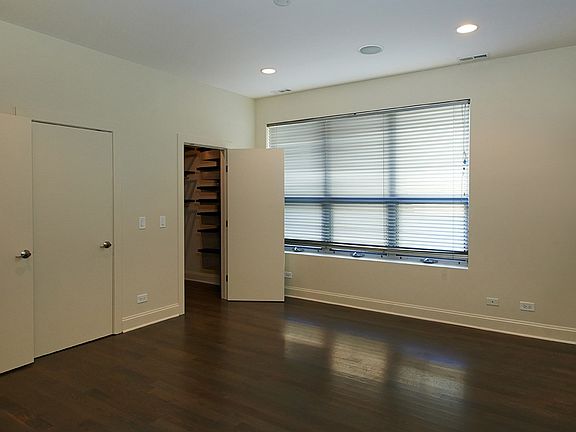 Master bedroom w/2 walk-in closets