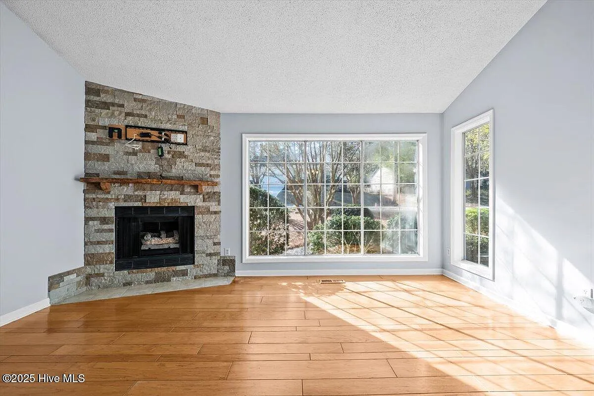 3 bed, 2.0 bath, 1186 sqft, $2,000 — Photo 3