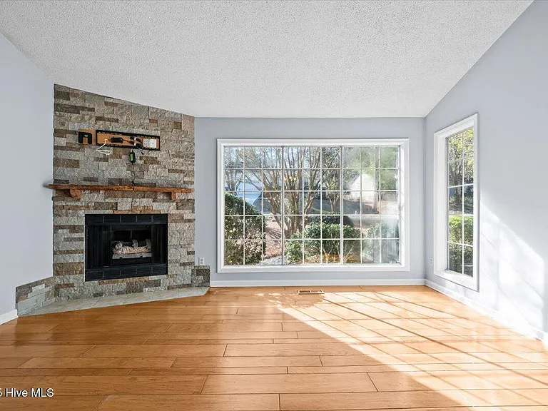 405 Spring Lake Dr — Photo 3