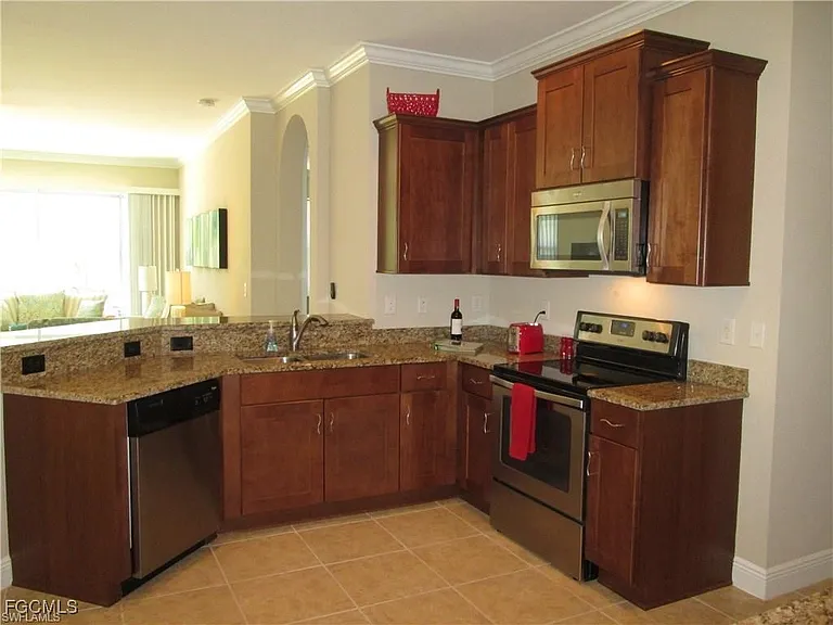 10702 Cetrella Dr — Photo 5